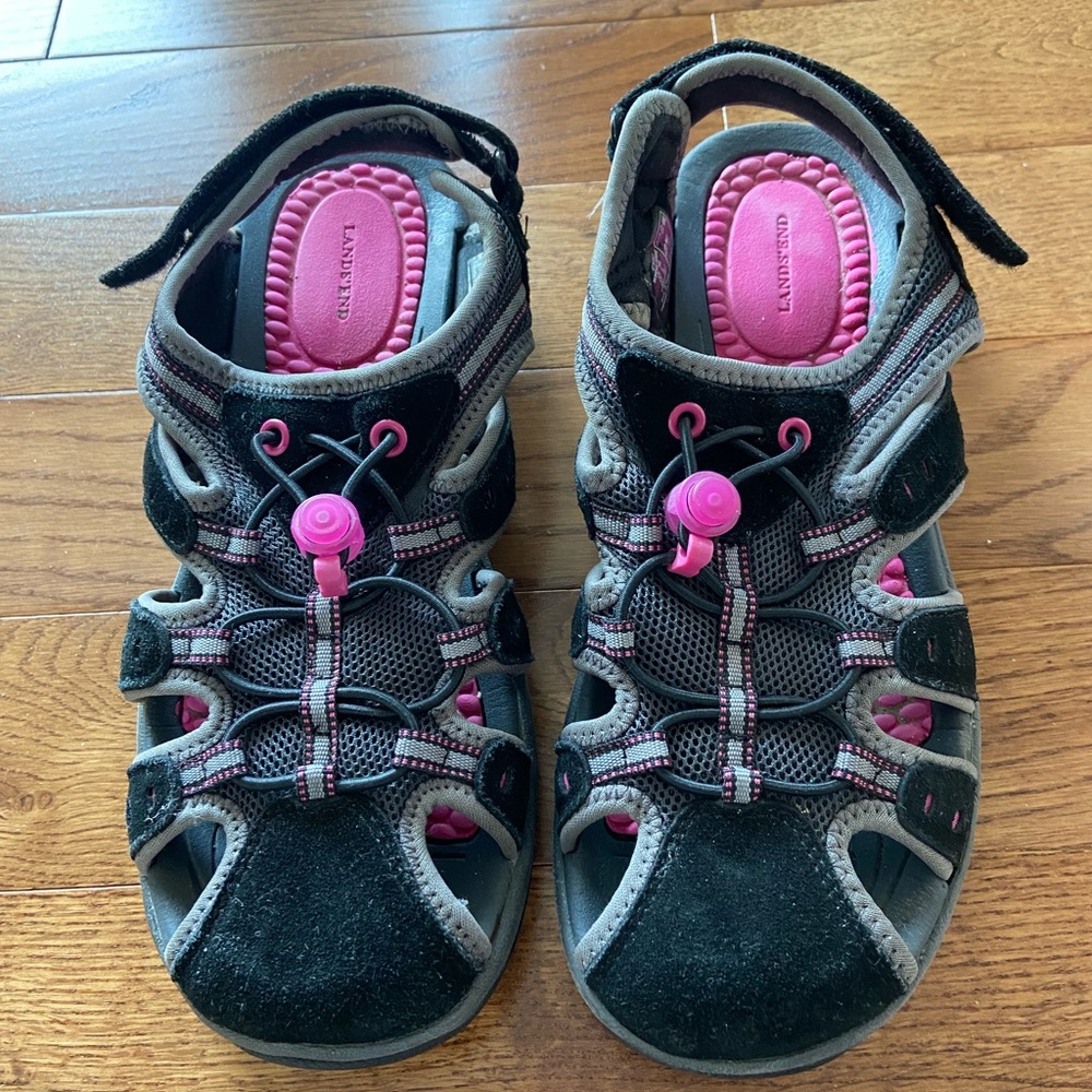 Women’s Lands End Water Repellent closed toe Sandals. Size 8B